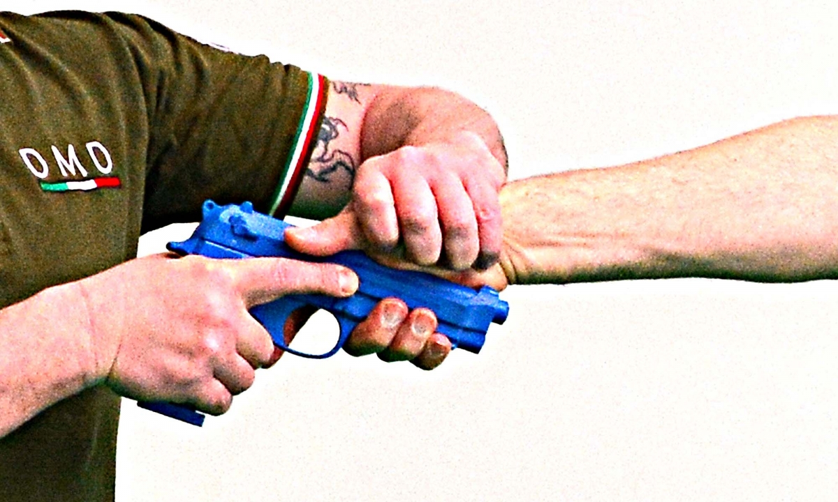 Tecniche di prevenzione contro la sottrazione dell’arma corta