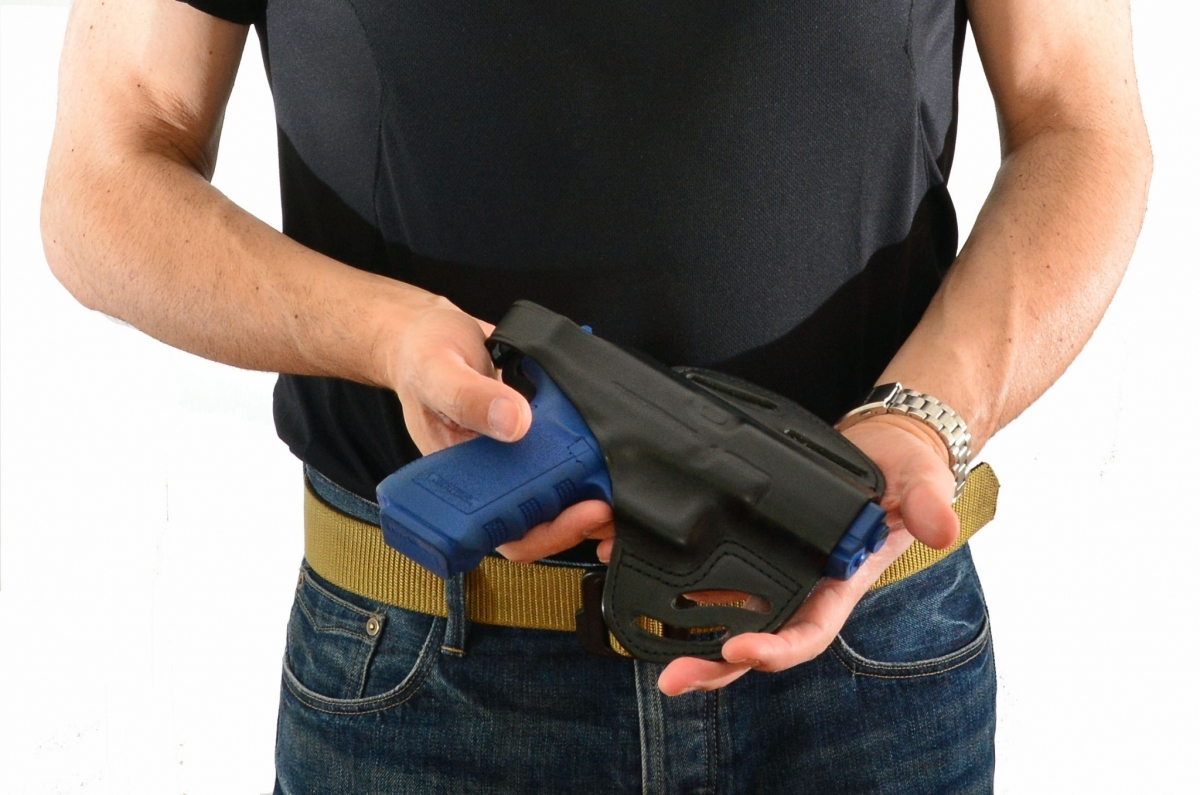 Tecnica: la pistola full size sotto gli indumenti la fondina in cuoio RADAR modello 5154, è il top per comfort e possibilità di occultare l'arma. L'aderenza al corpo di questa fondina è amplificata dalla conformazione che si adatta alle forme del fianco