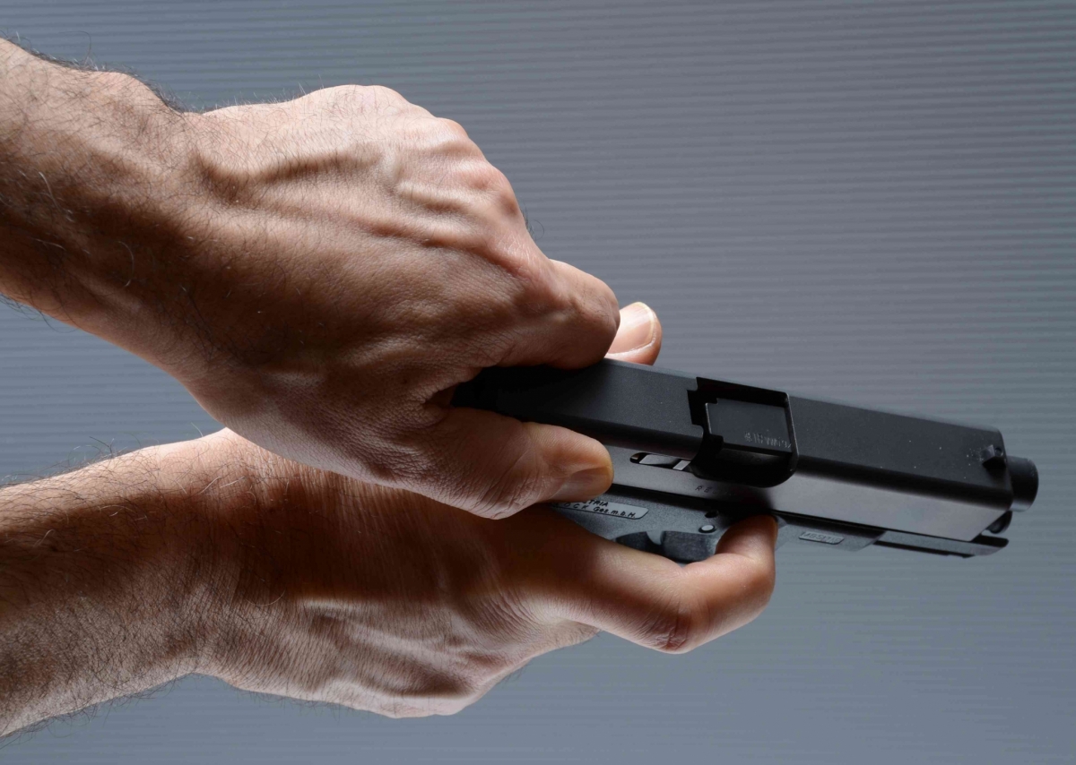 la classica presa &quot;a pinza&quot;, nella quale si arretra il carrello utilizzando pollice e indice