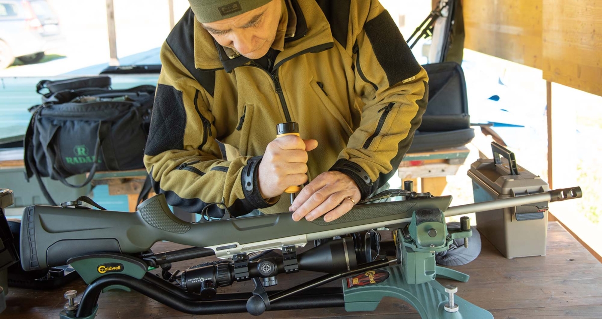Tecnica: chiavi e cacciaviti dinamometrici Nel caso delle viti che bloccano l'azione di una carabina bolt-action alla calciatura, dare il giusto serraggio (sempre lo stesso) con una chiave dinamometrica serve a rendere costante la precisione dell'arma. Una volta serrate correttamente le viti dell'azione, questa carabina Sabatti Rover Alaskan ha fornito rosate Sub-MOA anche a 300 metri
