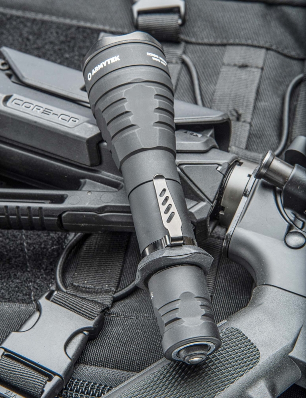 Torcia Armytek Predator Pro Magnet USB Torcia Armytek Predator Pro Magnet USB