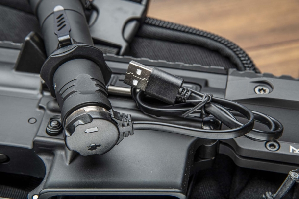 Torcia Armytek Predator Pro Magnet USB Torcia Armytek Predator Pro Magnet USB