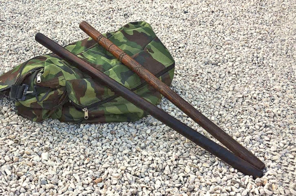 Bastoni in legno duro: utilizzabili anche in un vero combattimento, ma sconsigliati in addestramento in quanto potrebbero scheggiarsi 