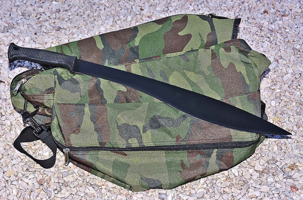 Teniamo sempre a mente quale strumento abbiamo in mano. Le tecniche possibili con un'arma lunga da taglio, come una spada o un machete, risultano indubbiamente meno efficaci  se eseguite con un bastone. 