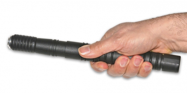 Difesa personale: bastoni e loro uso Il baton Defence System Tactic 580 anche chiuso può essere utilizzato efficacemente come un Palm stick, ovviamente conoscendo le tecniche adeguate