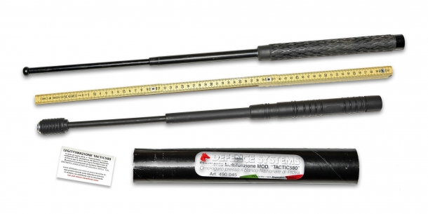 Difesa personale: bastoni e loro uso Un baton estensibile standard in metallo a confronto con il baton in nylon Defence System Tactic 580, di libera vendita