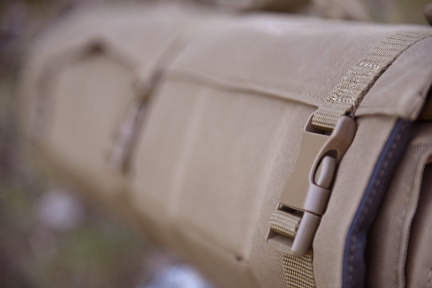 La stuoia Bob Allen Tactical Shooting Mat è realizzata interamente in poliestere