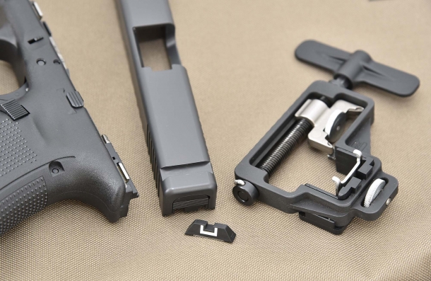 Per poter montare l'adattatore è prima necessario rimuovere la tacca di mira della pistola
