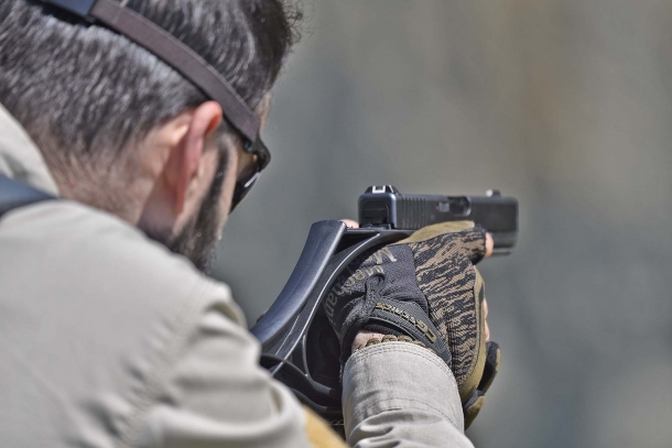 L'ArmBrace vi permette di impugnare e controllare l'arma comodamente, ma in realtà, la tacca di mira viene a trovarsi troppo vicino agli occhi, e di fatto non si riesce più ad allineare le mire