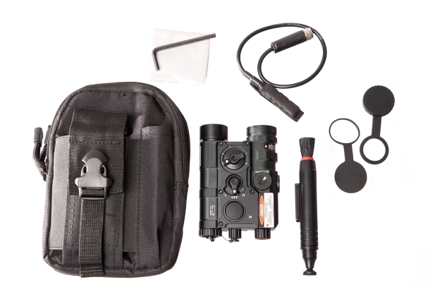 Laserspeed LS-FL5: il puntatore laser cinese… illuminante! Il kit completo dello LS-FL5 comprende accessori di pulizia, una custodia per il trasporto, coprilenti gommati, e un interruttore remoto con cavo da 38cm di lunghezza.