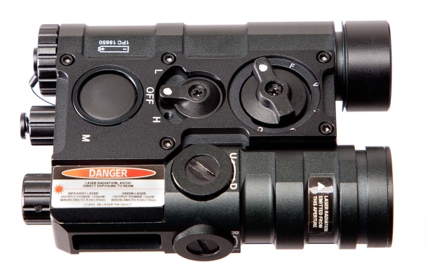 Laserspeed LS-FL5: il puntatore laser cinese… illuminante! Il puntatore Laserspeed LS-FL5, visto dall'alto: tutti i comandi si trovano sulla parte superiore, per renderne più pratico l'impiego