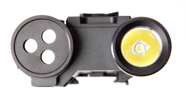Laserspeed LS-FL5: il puntatore laser cinese… illuminante! Lo LS-FL5 visto di fronte: oltre al LED da 500 lumen troviamo il triplo emettitore per il laser visibile, il laser IR e la fonte d'illuminazione infrarossa