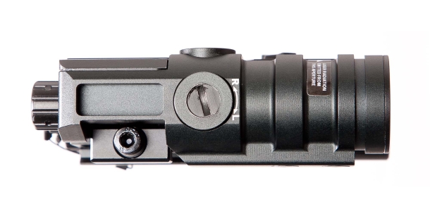 Laserspeed LS-FL5: il puntatore laser cinese… illuminante! Lo LS-FL5 visto dal lato destro: oltre al dado della vite di serraggio vi troviamo la torretta per la regolazione della deriva degli emettitori. Quella per la regolazione dell'elevazione si trova sulla parte superiore