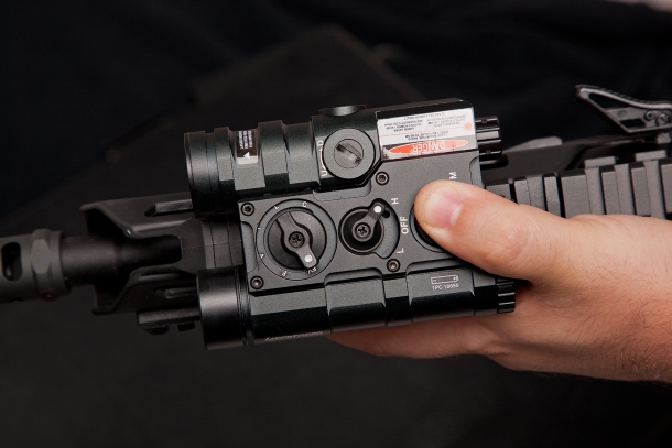 Laserspeed LS-FL5: il puntatore laser cinese… illuminante! Il pulsante d'attivazione integrale allo LS-FL5 si trova sulla parte superiore. Data l'attuale dottrina, che prevede l'installazione di questo tipo di accessorio sopra la canna dell'arma, l'attivazione risulta particolarmente facile e comoda.