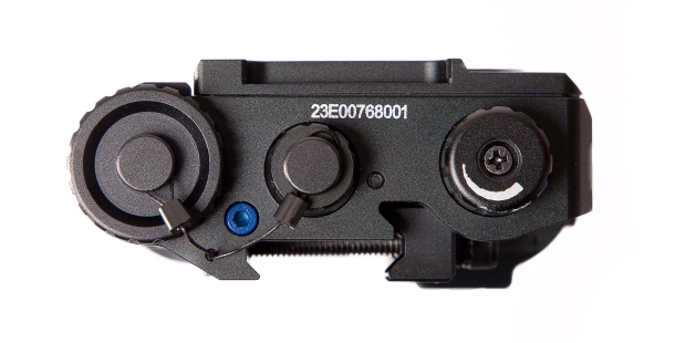 Laserspeed LS-FL5: il puntatore laser cinese… illuminante! La parte posteriore dello LS-FL5: a sinistra troviamo il vano batteria, a destra la ghiera di messa a fuoco dell'illuminatore IR. Al centro, l'attacco per l'interruttore remoto