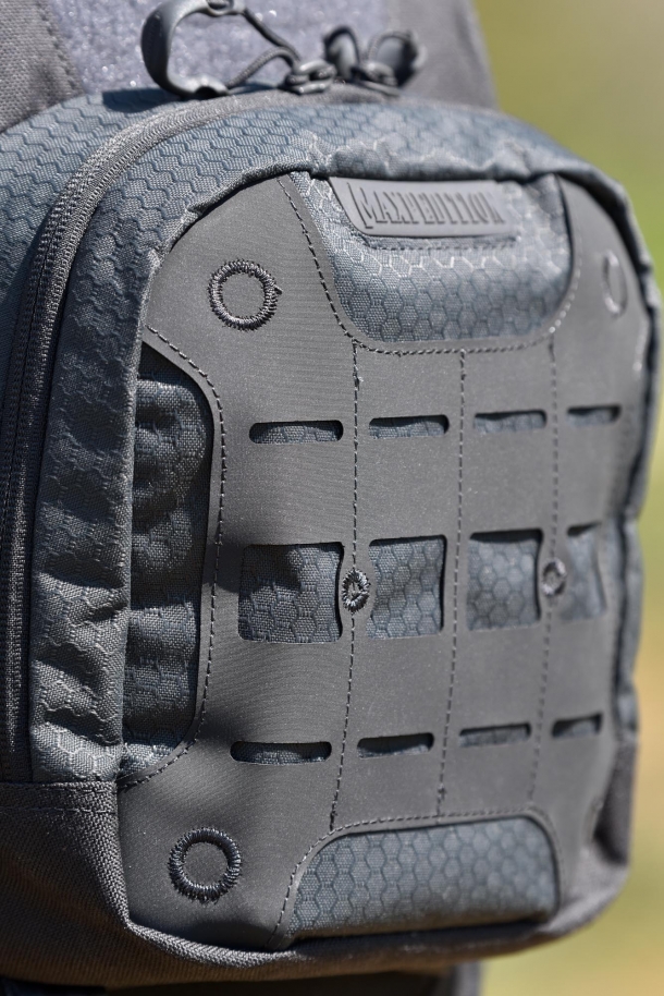 Maxpedition AGR Lithvore: lo zaino multiruolo Dettaglio del sistema di aggancio accessori Atlas, in lattice tagliato al laser