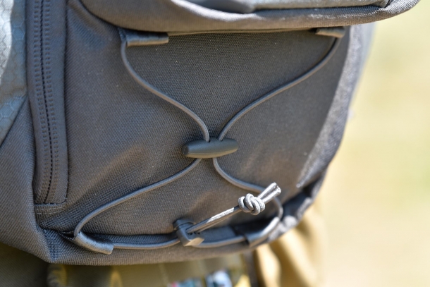 Maxpedition AGR Lithvore: lo zaino multiruolo Dettaglio del cordino elastico al di sotto della tasca frontale