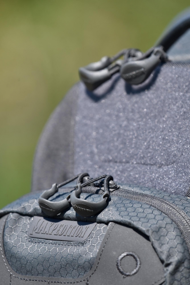 Maxpedition AGR Lithvore: lo zaino multiruolo Dettaglio delle maniglie gommate delle robuste zip