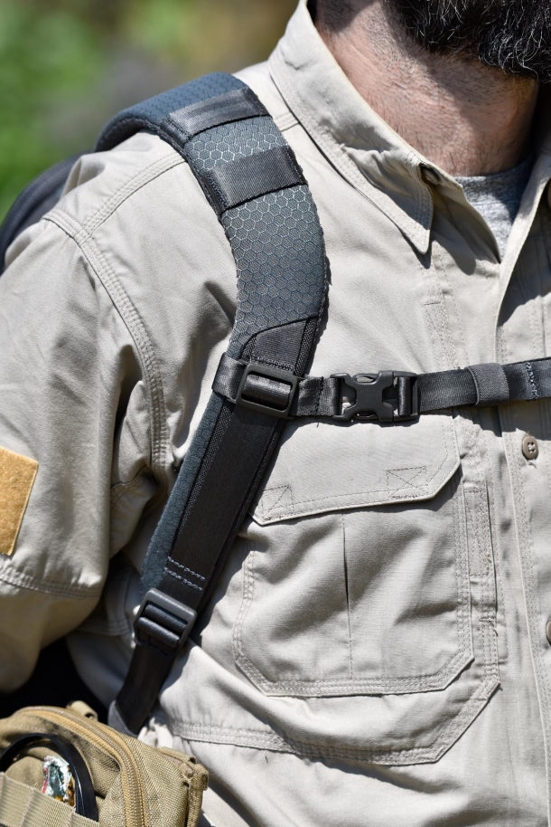 Maxpedition AGR Lithvore: lo zaino multiruolo Il laccetto orizzontale blocca gli spallacci e può essere regolato verticalmente