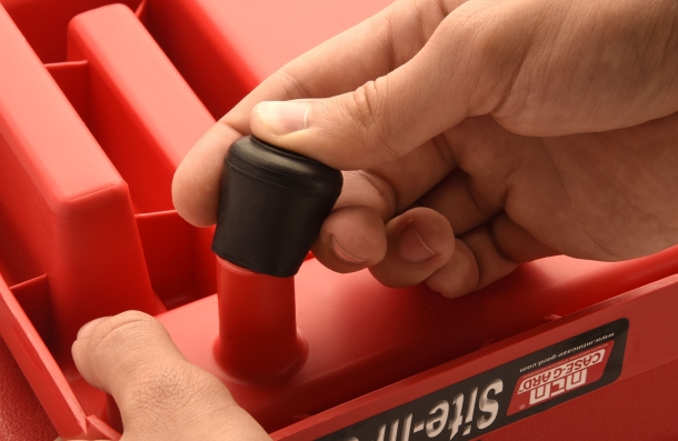 Put in place the two rubber feet
