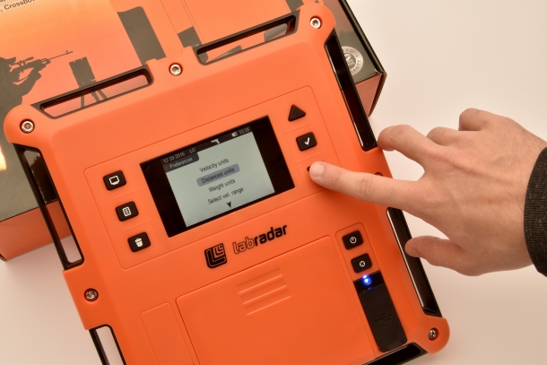 Attraverso i vari menù si configurano impostazioni come tipo di arma e unità di misurazione