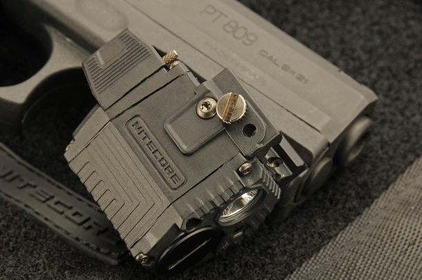 La Nitecore NPL10 presenta un'interfaccia per rotaie tattiche