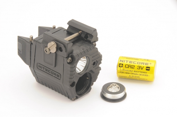 La torcia tattica Nitecore NPL10 si alimenta tramite una singola batteria CR2