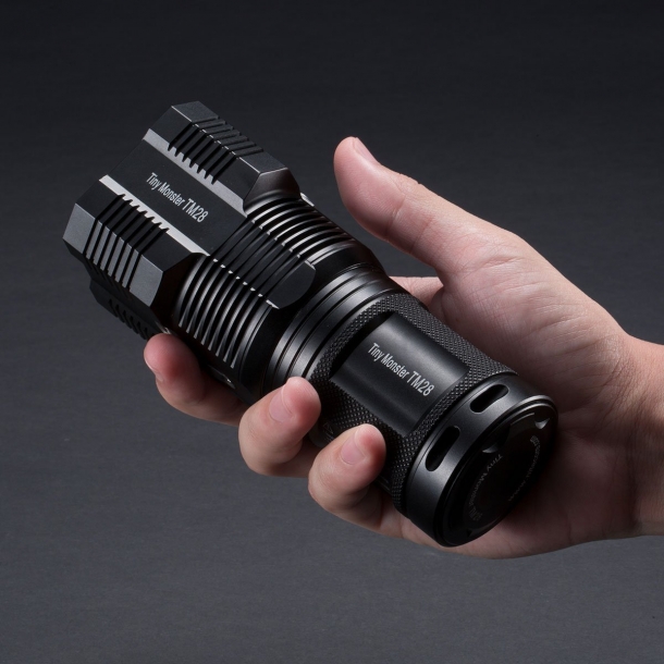Piccoli mostri: torce Nitecore TM28 e TM03 CRI La corta ma massiccia Nitecore TM28 è una torcia da ricerca da ben 6000 lumen
