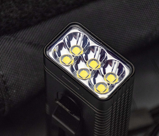 Nitecore TM10K: a 10.000 lumen "Tiny Monster" 6 CREE XPH35 HD leds, in 2 rows