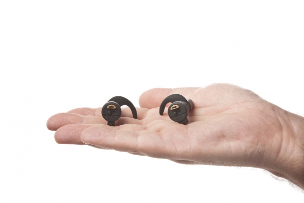 Pro Ears Stealth Elite Gli auricolari Pro Ears Stealth Elite pesano appena 28 grammi l'uno e offrono un equilibrio tra comodità d'uso, funzioni ed efficacia nella riduzione del rumore raramente riscontrato prima in un dispositivo di protezione dell'udito per gli impieghi venatori e per il tiro sportivo; le loro caratteristiche tecniche li rendono adeguati anche all'uso industriale e alla vita all'aria aperta, dal ciclismo allo Jogging