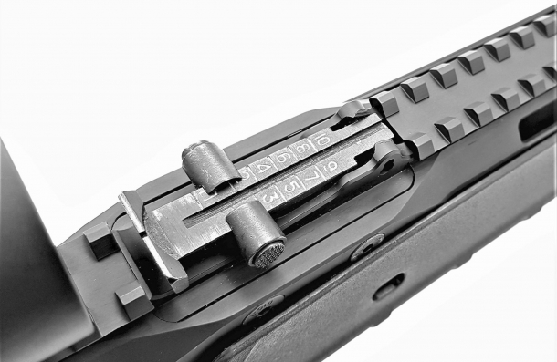 SAG AK Chassis MK2: per modernizzare il "Kala" Il SAG AK Chassis MK2 presenta una rotaia Picatinny per ottiche a piena lunghezza e uno slot per il mirino