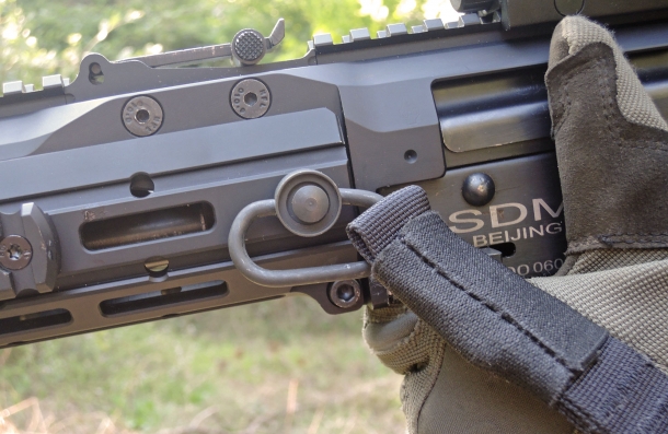 Il SAG AK Chassis MK2 presenta sedi per magliette QD per cinghie di tracolla