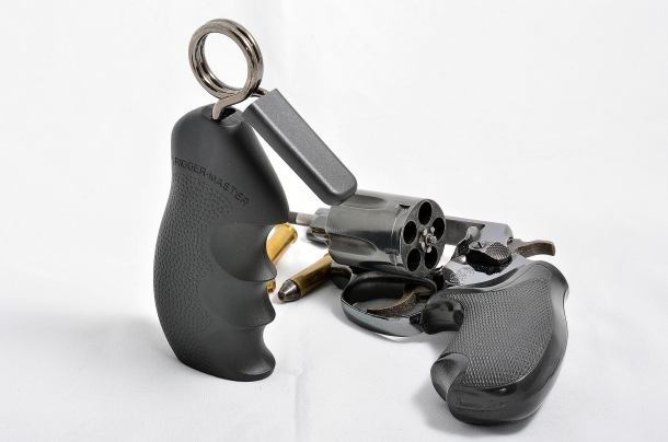 Trigger-Master il Trigger-Master è utile per imparare a gestire la leva di scatto particolarmente resistente di armi dotate di sola doppia azione o striked fired