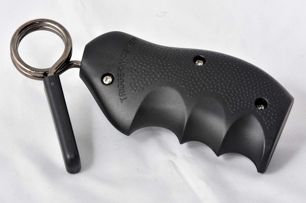 Trigger-Master Le valve dell'impugnatura sono tenute da tre viti Allen. Sulla parte terminale della molla è inserto in gomma che simula un grilletto