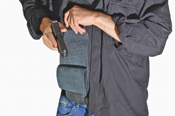 Urban Carry: l'altra fondina inside Per poter impugnare l’arma, la fondina deve essere estratta completamente