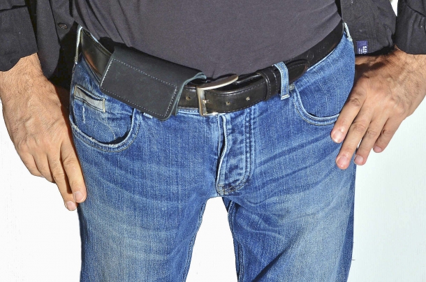 Urban Carry: l'altra fondina inside Stando in piedi l’arma risulta quasi invisibile. La patta non lascia intuire il suo effettivo utilizzo