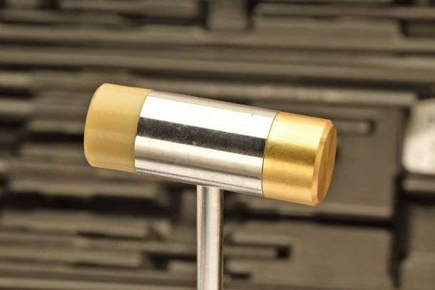 Il kit include un classico martelletto da armaiolo con testa in ottone e nylon