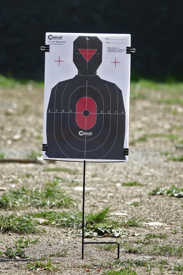 Il Caldwell Ultra Portable Target Stand Kit è semplice da installare...
