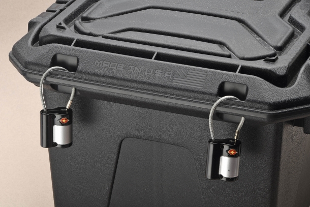 The top cover can also be locked with padlocks