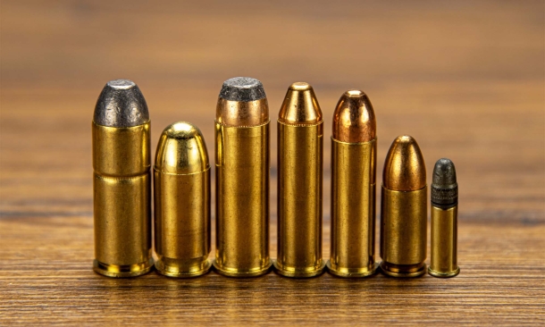 La cartuccia .45 Colt: 150 anni portati bene Le dimensioni contano. Da sinistra: .45 Colt, .45 ACP, .44 Magnum, .357 Magnum, .38 Special, 9 mm, .22 Long Rifle