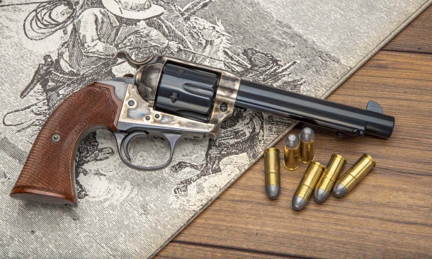 La cartuccia .45 Colt: 150 anni portati bene Una variante Uberti del revolver Colt 1873 SAA in calibro .45 Colt: il modello Colt Bisley del 1894