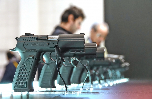Le bugie degli antiarmi: il caso HIT Show HIT Show: la più grande manifestazione del comparto armiero italiano si tiene annualmente alla Fiera di Vicenza
