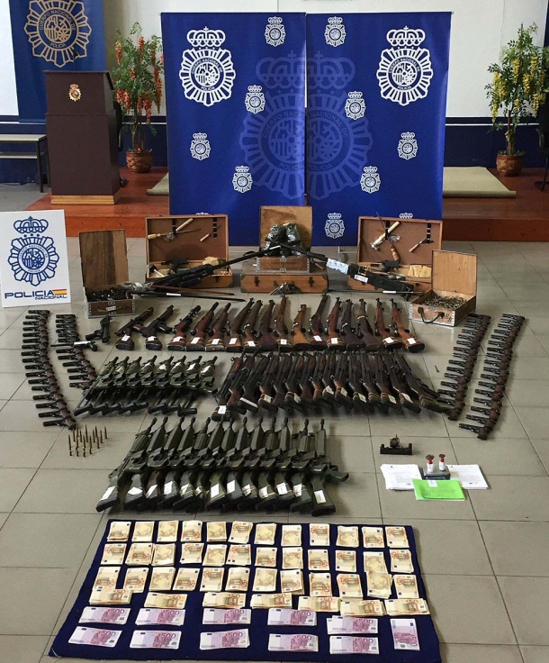 Diritto alle armi: i fronti aperti in Europa Alcune delle armi sequestrate dalla Polizia spagnola all'armeria Cantabrico Militaria