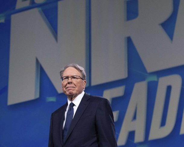 La NRA si riorganizza e si sposta in Texas! Wayne LaPierre, attuale vicepresidente esecutivo della NRA: la sua amministrazione è stata molto criticata per le scelte politiche fatte ed è stata giudicata particolarmente "allegra" dal punto di vista delle spese, ai limiti dell'irregolarità