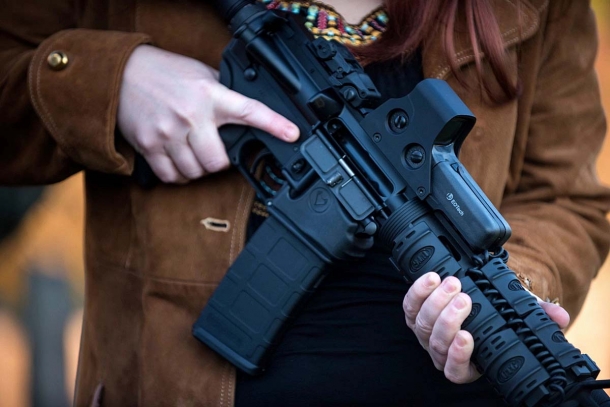 La NRA si riorganizza e si sposta in Texas! Joe Biden, il nuovo Presidente USA, ha dichiarato di avere intenzioni particolarmente radicali riguardo alle restrizioni da imporre al diritto dei cittadini americani a detenere e portare armi. Una sconfitta dell'NRA sarebbe devastante, ma le cose stanno davvero come dicono i Media generalisti?