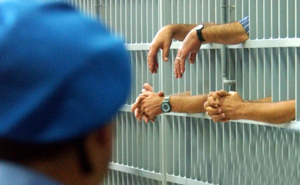Sarà automaticamente negato il porto d'armi a chi abbia riportato condanne di cui all'Art.43 del TULPS solo laddove si sia trattato di pene detentive