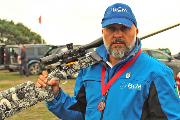 Lorenzo Brandi, con la sua carabina SLR F/TR in calibro .308 Match