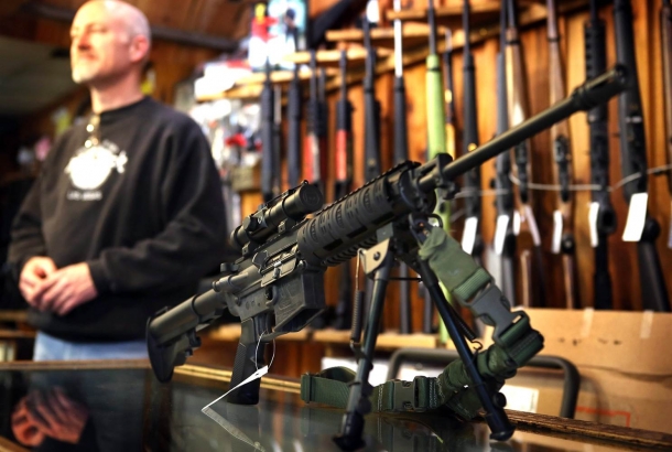 Non è una questione di "se" o di "ma": in America NON È POSSIBILE comprare liberamente armi a raffica in armeria. PUNTO!