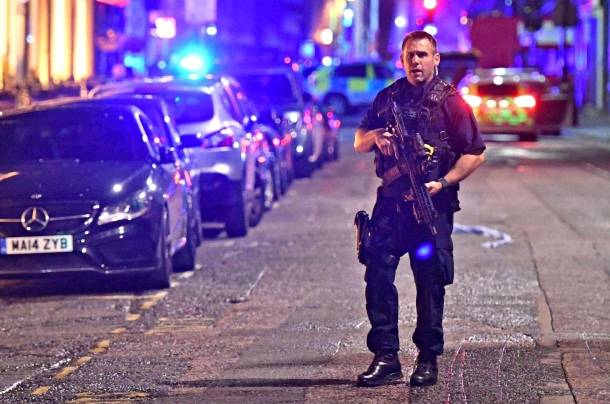 Attacchi terroristici e teorie sulla sicurezza che non c'è Gli attacchi terroristici di Londra mostrano ancora una volta come una società disarmata paghi sempre a caro prezzo una tale ingenuità