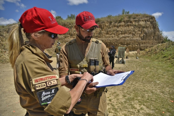 Gli istruttori responsabili della componente "tattica" verificano gli aspetti organizzativi, garantendo la sicurezza sul campo